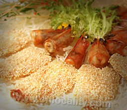 Fried shrimp with sesame seeds