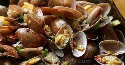 Boiled clam with clear water