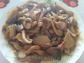 Stir-fried sliced fresh mushrooms