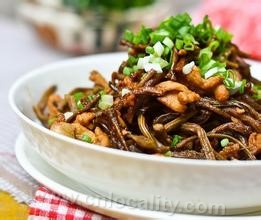 Fried meat with shredded dried beans