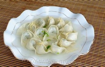 Chicken soup and vegetable wonton