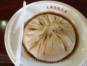 Wenlou baozi stuffed with juicy pork