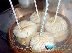 Qiaolin baozi stuffed with juicy pork