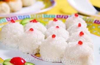 steamed cake/bun made of glutinous rice with sweet filling